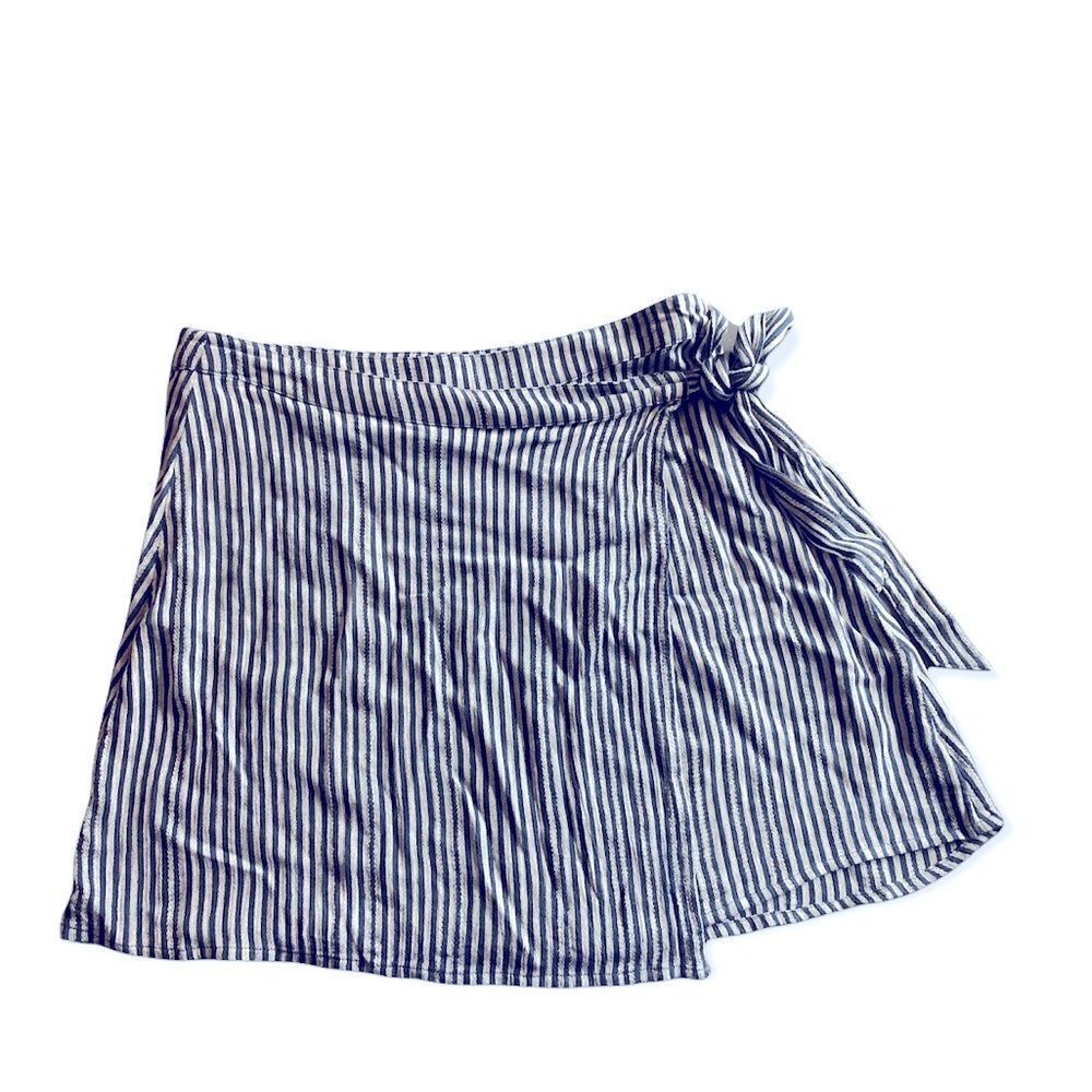 American Eagle | navy and chambray tie waist skirt